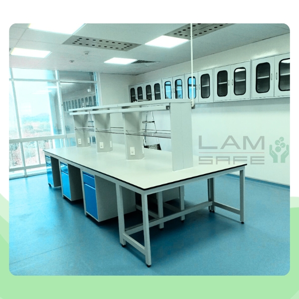 Ke-ban-thi-nghiem-trung-tam-2-tang Bàn trung tâm với kệ 2 tầng sẽ để được nhiều dụng cụ và hóa chất thường dùng