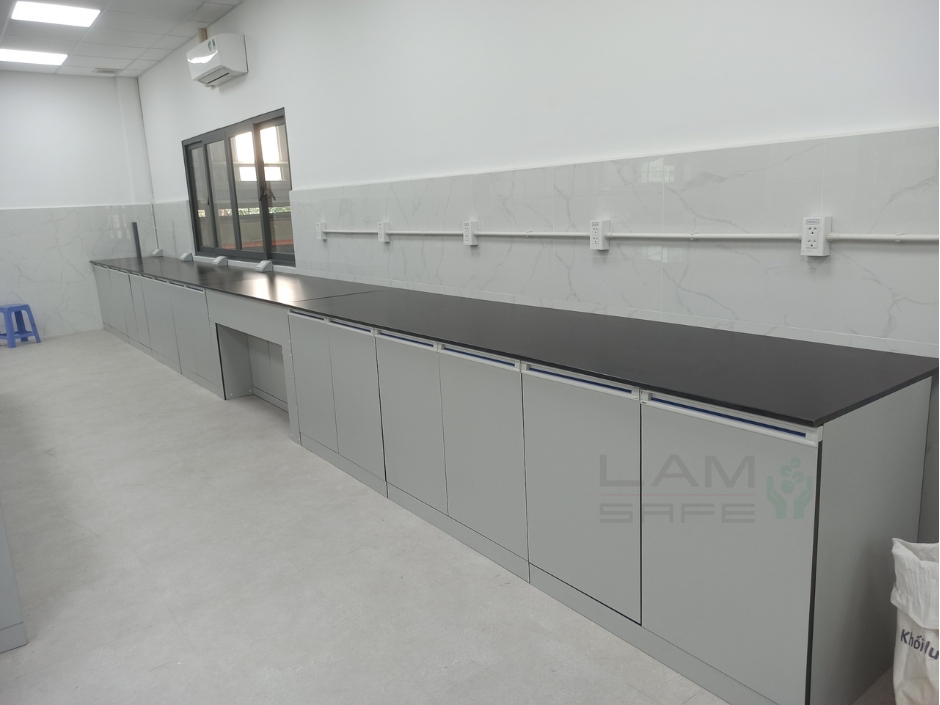 Ban-thi-nghiem-ap-tuong-dung-mat-ban-khang-hoa-chat-Phenolic-Trespa Bàn thí nghiệm áp tường luôn là sự lựa chọn trong các phòng thí nghiệm