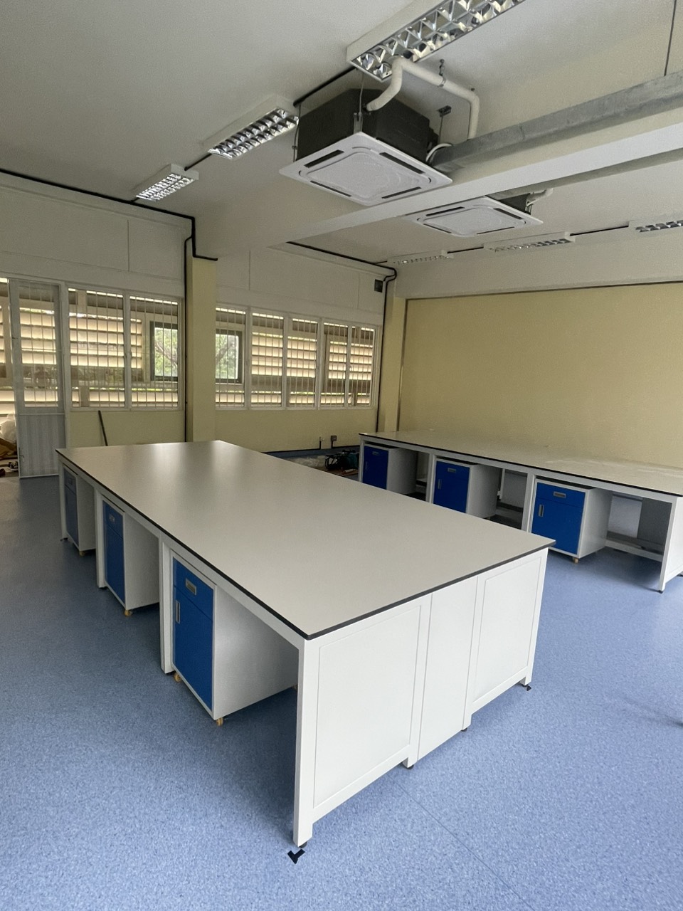 Bàn thí nghiệm trung tâm lớn Bàn thí nghiệm trung tâm lớn