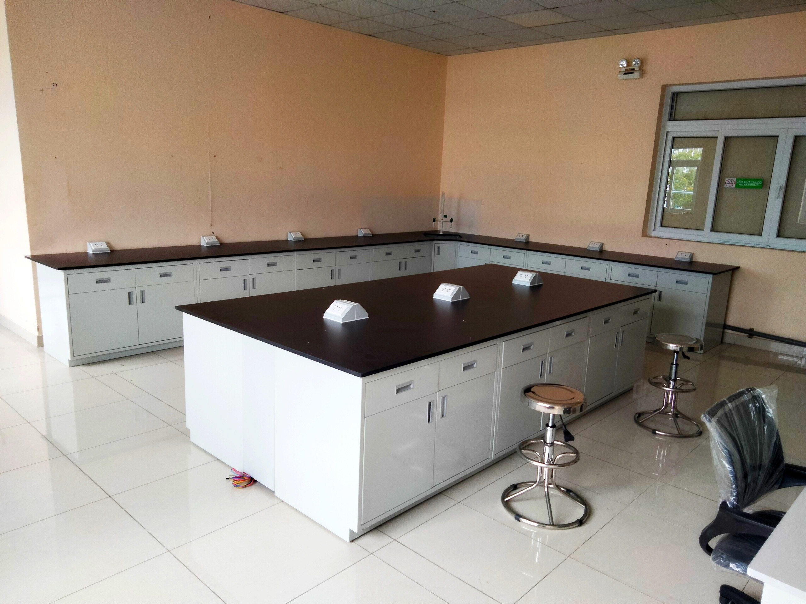 Bàn thí nghiệm trung tâm phòng xét nghiệm Bàn thí nghiệm trung tâm phòng xét nghiệm